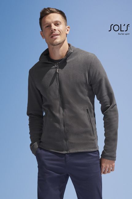 Norman Men - 02093 FLEECES / SOLS Ανδρική ζακέτα fleece Περιγραφή: Φερμουάρ ίδιου χρώματος, ψηλός γιακάς και 2 τσέπες με φερμουάρ προσφέρουν πρακτικότητα και στυλ. Η ζακέτα αυτή είναι ιδανική για επαγγελματική χρήση σε διάφορες περιστάσεις. Σύνθεση:Fleece 220g/m² - 100% Πολυέστερ εξασφαλίζει θερμότητα και άνεση στον χρήστη. Διατίθεται σε χρώματα που προσαρμόζονται σε κάθε επαγγελματική εμφάνιση. Εφαρμογή ως Επαγγελματική Ένδυση: Ιδανικό για εργαζόμενους σε εξωτερικούς χώρους, το fleece προσφέρει άνεση και ζεστασιά, κάνοντάς το κατάλληλο για πολυάσχολες ημέρες. Δυνατότητα Προσαρμογής: Διατίθεται η δυνατότητα εκτύπωσης λογοτύπου ή μηνύματος του πελάτη, καθιστώντας το προϊόν ιδανικό για εταιρικές εκδηλώσεις. 